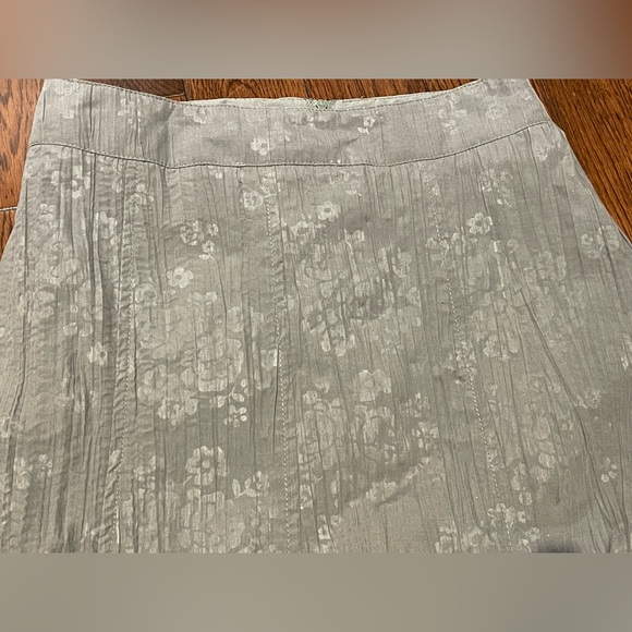 Grey a-line lightly crimped skirt. - Picture 6 of 7